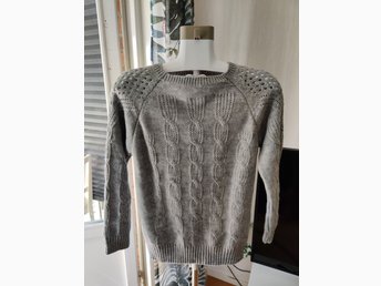 Utförsäljning! REA! Gotländsk stickad långärmad tröja ljusgrå. 70% ull Utförsäljning! REA! Gotländsk stickad långärmad tröja ljusgrå. 70% ull