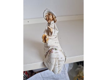 Sittande figurin med text och fjäril