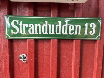 Klassisk gatuskylt ”Strandudden 13” – Äkta emalj/retro husskylt i mörkgrönt