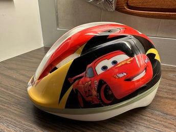 Barnhjälm Cars med vattenflaska