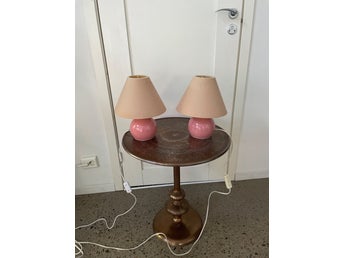 Retro Bordslampor med rosa bas och koniska skärmar