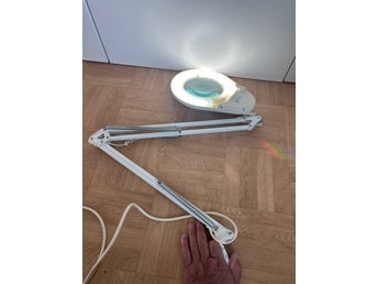 Förstoringslampa Skrivbordslampa med förstoringsglas i utmärkt skick