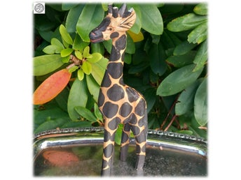 Vacker giraff i trä afrikansk design Sällsynt vacker