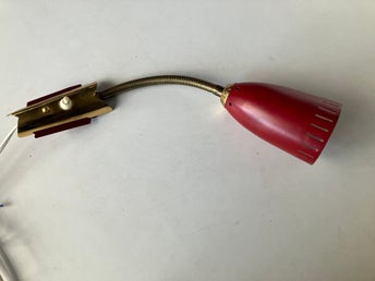 Retro vägglampa rödlackerad plåt och ställbar arm i mässing