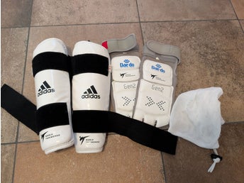 Taekwondo skyddsutrustning, benskydd och Daedo sockar