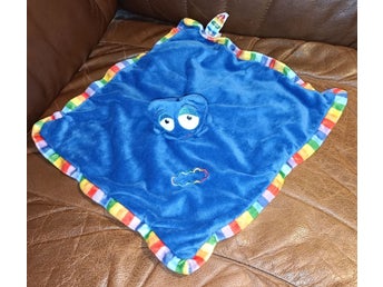 Doddo, Babblarna Baby - snuttefilt blå med regnbågsränder.