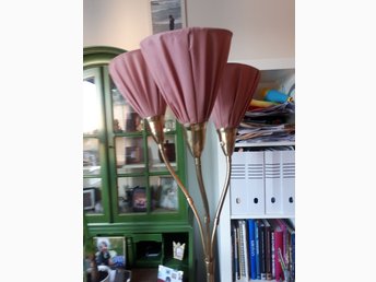 Trearmad golvlampa med rosa skärmar i tyg i gott skick! Trearmad golvlampa med rosa skärmar i tyg i gott skick!