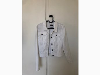 Vit jeansjacka från Nelly (420524000) ᐈ Köp på Tradera Vit jeansjacka från Nelly (420524000) ᐈ Köp på Tradera