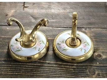 Vintage Smedbo krokar i mässing och porslin. Handmålat blommotiv. Fäste fattas.