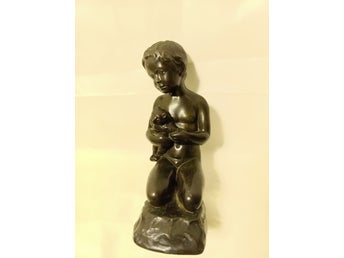 Elna Borch, Just Andersen, Skulptur - Pojke med Nallebjörn, Bronspatinerad Tenn
