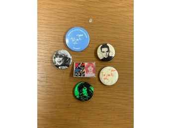 Toyah badges/pins