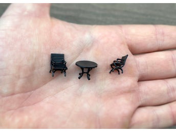 Miniatyr Bord med 2 Svarta Stolar. Skala 1:64. Dockhustillbehör.