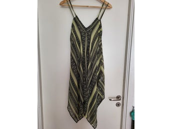 Gina Tricot grön/svart strandklänning, storlek 36