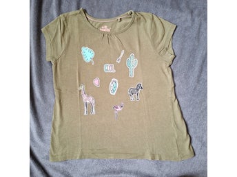 Grön t-shirt i bomull storlek 110/116