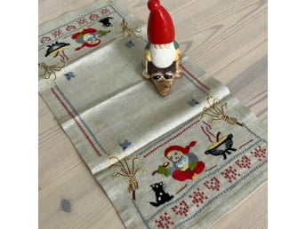 Äldre Handbroderad julduk med tomtar och katter retro
