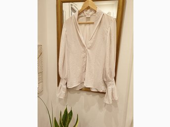 H&M trend ny volang blus i ljus greige H&M trend ny volang blus i ljus greige