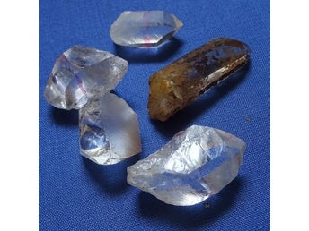 Bergkristall , råsten, 5 st. naturligt oslipade stenar. healing kristall