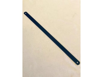 Sågblad Storlek: 26cm mellan hålen. Hålets diameter: 4mm. Nytt fr äld järnhande