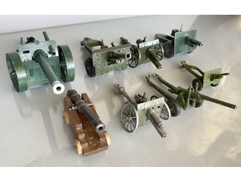 Samling med 8 äldre modell kanoner / artilleripjäser - Britains, Crescent & Dink