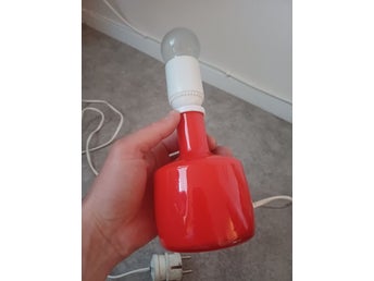 Röd retro bordslampa