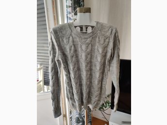 Utförsäljning! REA! Gotländsk stickad långärmad tröja ljusgrå. 70% ull Utförsäljning! REA! Gotländsk stickad långärmad tröja ljusgrå. 70% ull