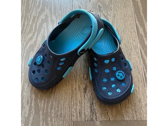 I nyskick! Blå Graffiti tofflor barn, clogs, crocs, stl 30