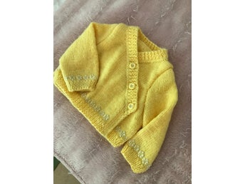Elegant babykofta med broderier. Nyligen handstickad. Helt unik babypresent