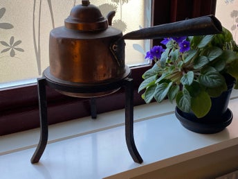 Kaffepanna i koppar med ställning i gjutjärn, dekorativ