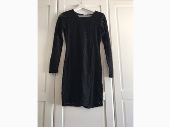 Svart långärmad tight klänning, nypris 549: (363431704) ᐈ Svart långärmad tight klänning, nypris 549: (363431704) ᐈ