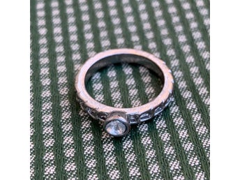 Ring med hamrad look Sten i plast