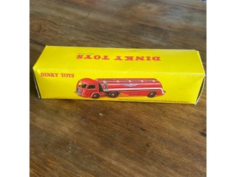 Dinky Toys Traktor Panhard med semi-släpvagn cistern