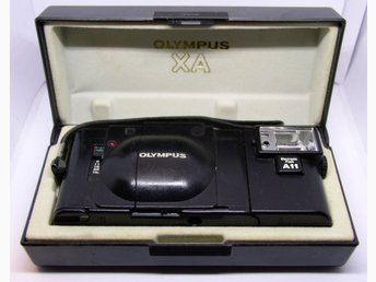 En äldre Olympus A11 kamera i originalfodral 