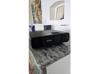 Epson EX11000 Laserprojektor - 3LCD Full HD / 4K / High Brightness + Fjärrkontro