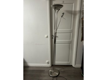 Golvlampa med läslampa i metall