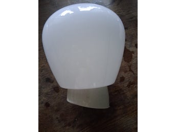 Retro vägglampa med stor glaskupa