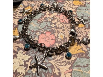 Charmigt armband m fina berlocker & strass