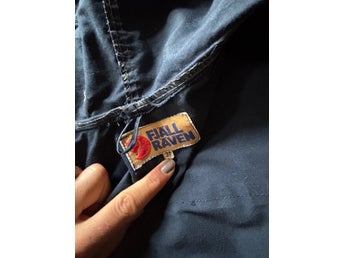 Fjällräven mörkblå jacka, storlek 36