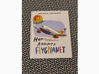 här kommer flygplanet här kommer flygplanet