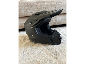 Raven crosshjälm