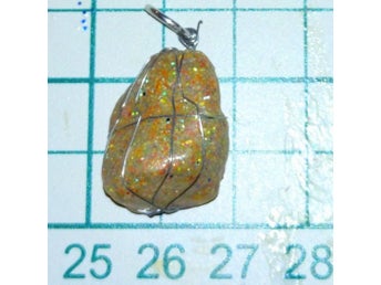 Unikt handgjort hänge – glittrande Konststen – Wire Wrap