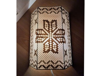 RETRO VÄGGLAMPA MED SPETSMÖNSTER