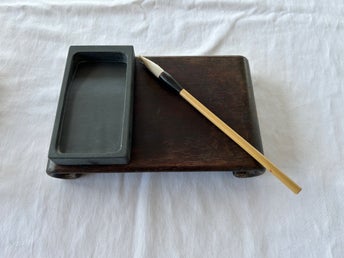 Fint bläck tråg i sten och kalligrafi pensel i bambu med buffelhorn.