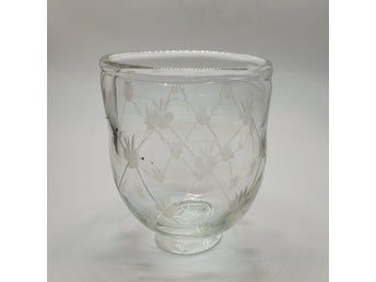 GLASSKÅL. Munblåst med slipad dekor.
