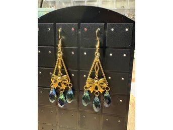 Unika örhängen med vackra Swarovski Briolette