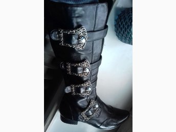 Svarta stövlar med spetsig tå & silvriga spännen WICCA*GOTH*PUNK*BOHO Stl 38 Svarta stövlar med spetsig tå & silvriga spännen WICCA*GOTH*PUNK*BOHO Stl 38