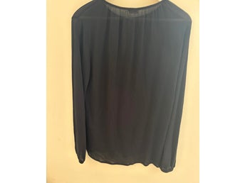 Filippa K mörkt blå blus, storlek M
