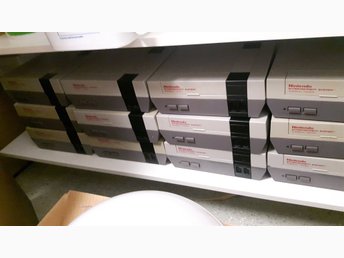 LOT 12st Nintendo 8-bit konsoller NES enheter inkl multiadapter & RCA-kablar