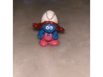 Smurfina figur i rosa snickarbyxor