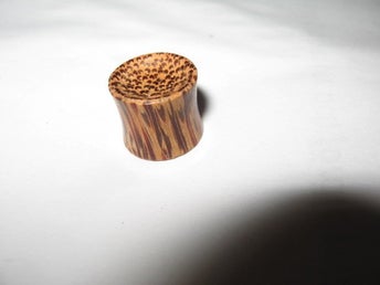 TUNNEL PLUGG TÖJNING 12 MM (BRUN MED SVARTA PRICKAR) ÄDEL TRÄ