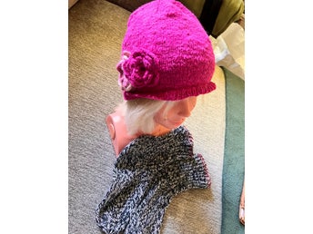 Handstickad cerise mössa med blommor+matchande raggsockor 36/S